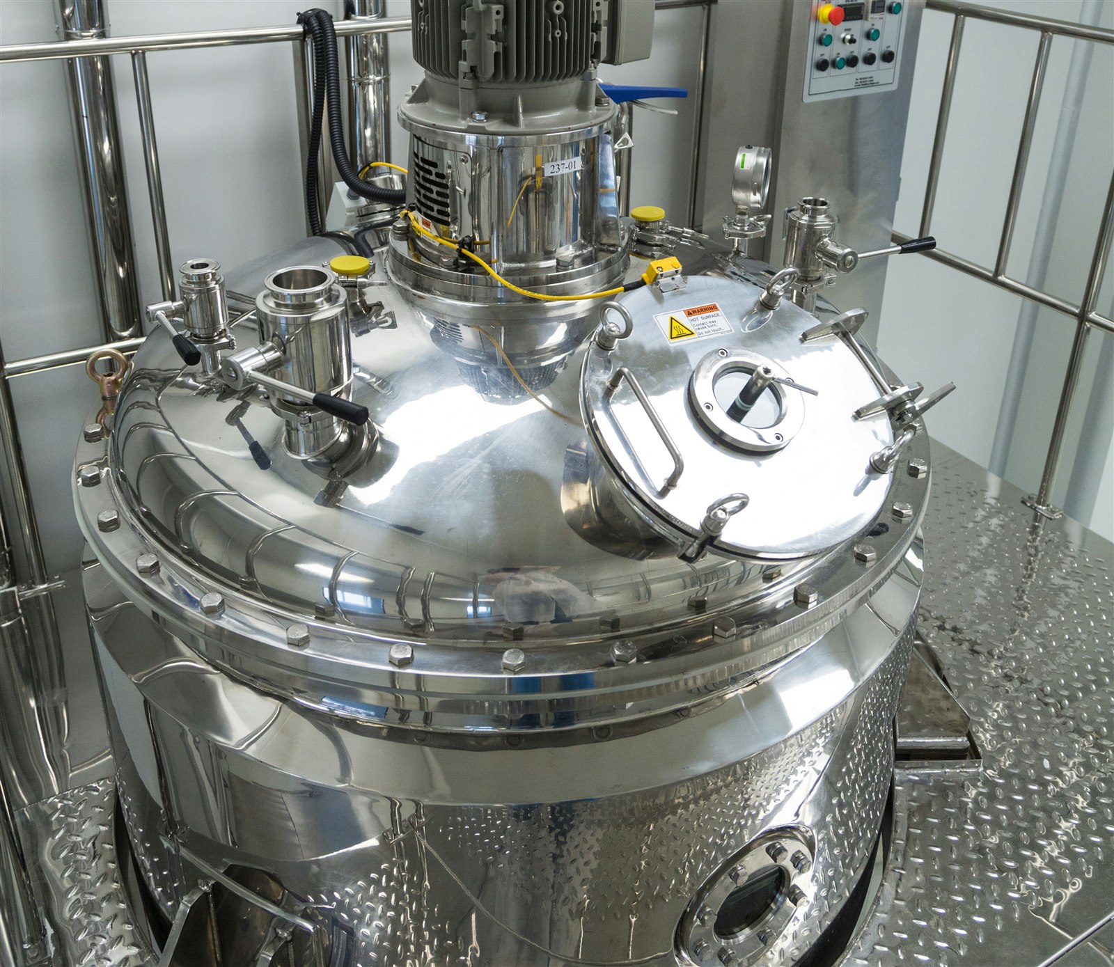 Reactor industrial de acero inoxidable con agitador, instrumentación y conexiones de proceso
